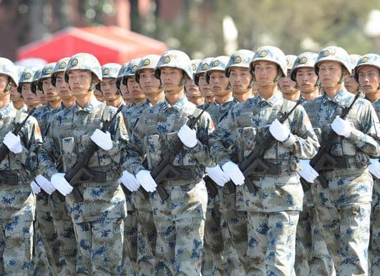 图为我军使用03式小口径突击步枪的步兵方队