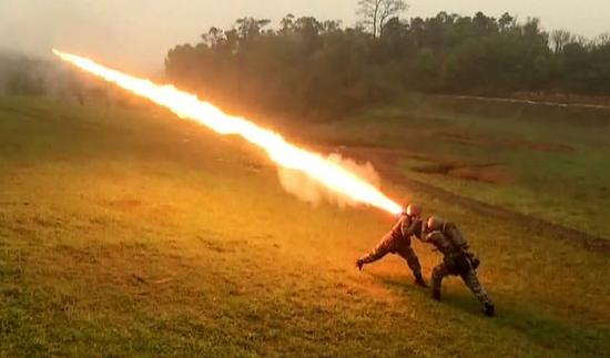 现在大多数的武器都是以弹丸,破片杀伤,喷火器则依靠流动高温火焰的热