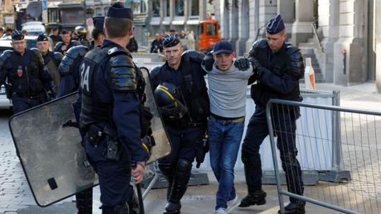 法国警察执勤图