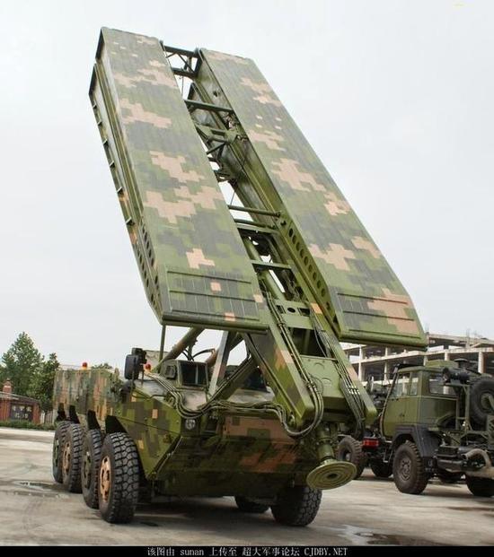 此外,在国产8x8轮式底盘上也改装了轮式架桥车,伴随步战车部队遂行