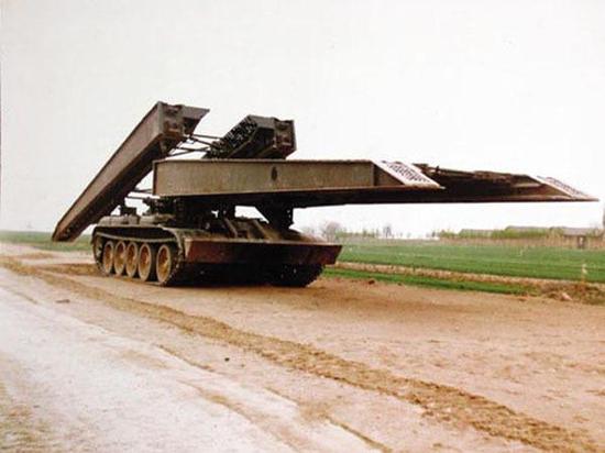 图为开始架桥作业,位于下部的第一节车辙桥正在平推伸出