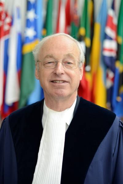 德国籍法官沃尔夫鲁姆玩起了"狗拿耗子"