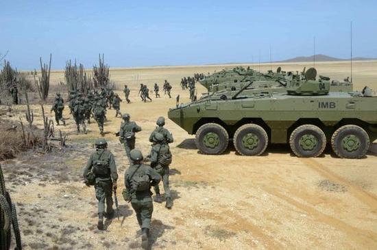 中国赴南苏丹维和步兵营担任难民营哨位警戒的1辆92式轮式步兵战车遭