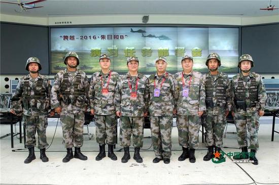 演习总导演高继安司令员(中)与红豹蓝狼双方指挥员在一起合影.