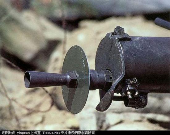 95式的消焰器在外观上让人觉得像m16的鸟笼型,但仔细看看,其实也是
