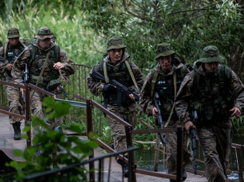 资料图片：2016年7月6日，在俄罗斯莫斯科，中国武警部队与俄罗斯国民近卫军进行“合作－2016”联合反恐训练