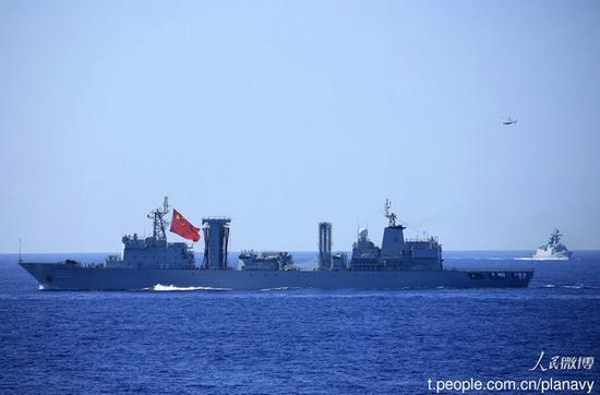 中国军舰挂大幅国旗参加环太军演