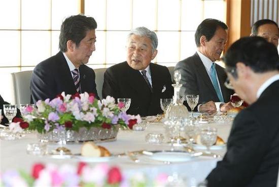 资料图：安倍晋三与明仁天皇