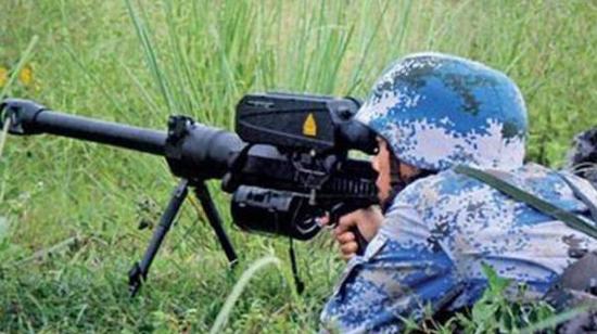 中国海军陆战队战士正在使用QLU-11狙击榴弹发射器
