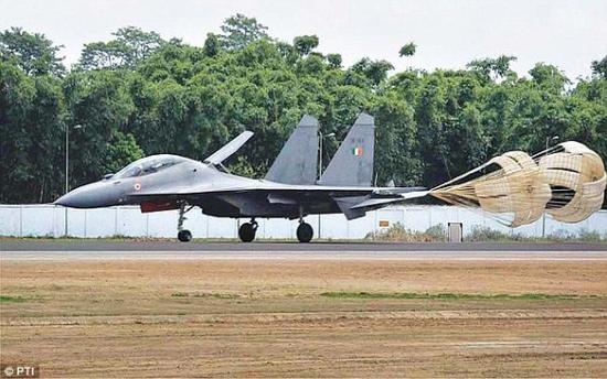 19日,印度空军一架苏-30mki战机在帕西卡德前沿机场降落
