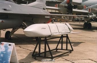 美军B-52试装AGM-158B导弹