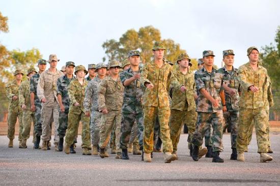资料图片：2015年9月11日，在澳大利亚达尔文，中澳美三国官兵参加“科瓦里-2015”联合训练