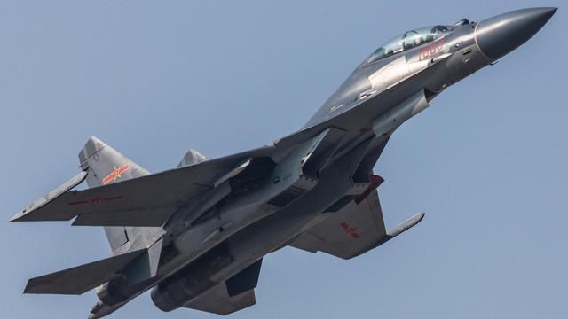 歼16大图再现!取消空速管采用有源相控阵雷达