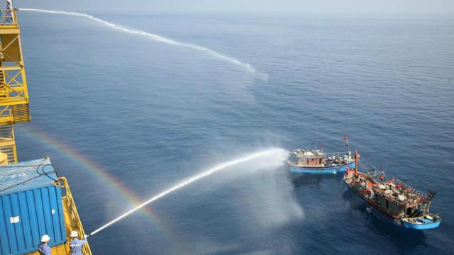 越南在中国南海油气田捣乱:工人使用水炮驱赶