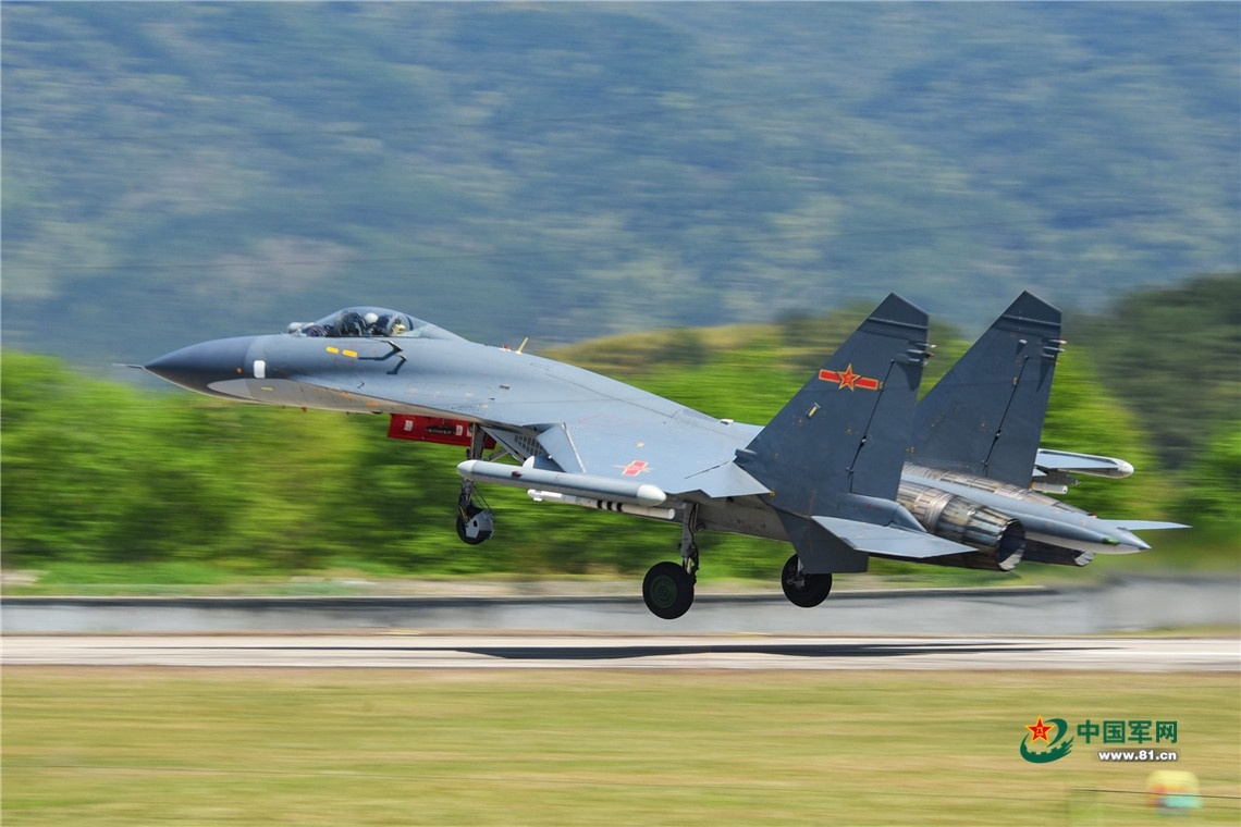 空军组织昼间飞行训练