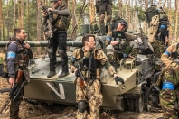 乌克兰士兵与被摧毁俄装甲车合影