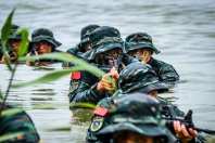 武警特战员进行水上反恐演练