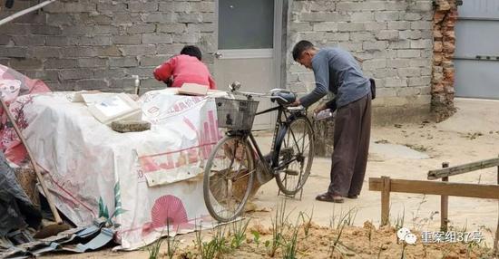 ▲11月18日，小文的父亲刘军和母亲邱菊在家里忙碌。新京报记者 李云蝶 摄