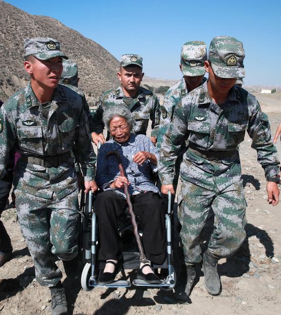 妈妈,今后我们就是您的儿子|部队官兵_新浪军事_新浪网