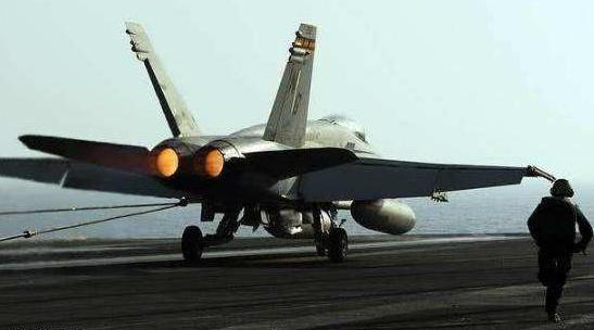 自二战时航母甲板就设置拦阻索 飞机为何不会