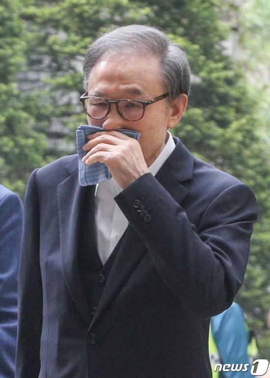 4月24日，李明博出庭受审，头发灰白。（韩媒NEWS 1）