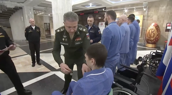 俄国防部23日发布的视频表露，其副防长伊万诺夫在病院内向接纳救治的伤员授勋
