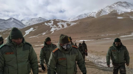 印陆军司令视察班公湖前线 解放军驻地就在200米