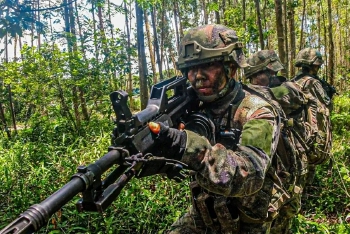 陆战队女兵武装侦察