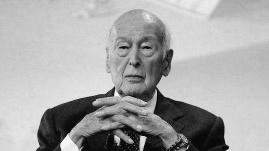 马克龙悼念已故前总统德斯坦 称其执政七年改变