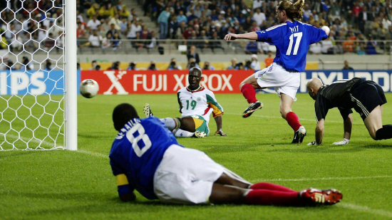  2002年世界杯，被戏称为“法国二队”的塞内加尔队爆冷击败卫冕冠军法国队