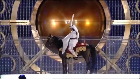  2006年多哈亚运会开幕式，卡塔尔王子骑着一匹阿拉伯马冲上高台点燃亚运圣火。