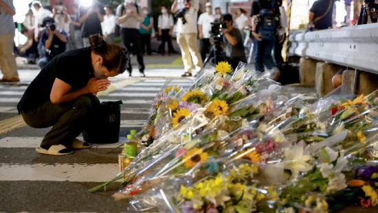 7月8日，民众在安倍被枪杀的地方献花、祈祷。图源：路透社
