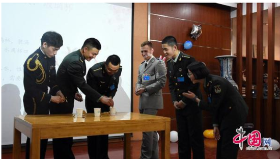 参加第6届国际学员周的学员代表共同做游戏 黄吉摄