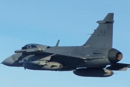 瑞典战机投掷激光炸弹灭火