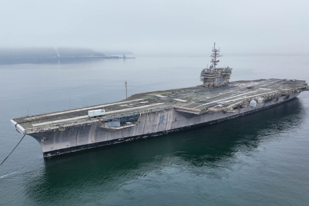 美"小鹰号"航母落寞出港