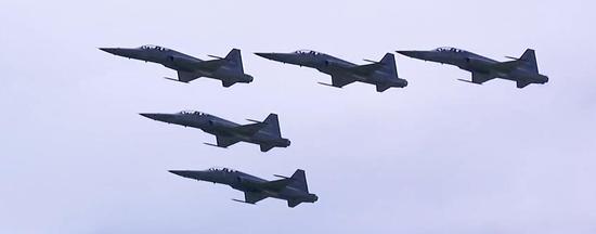 即使F-5系列在台湾的服役到了末期，这种“自制”飞机还是需要不少的进口零件