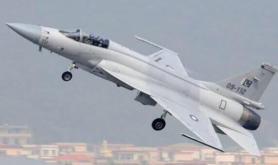 巴媒体:群众前往击落印度战机的英雄飞行员住