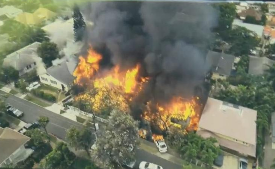 美国夏威夷一栋住宅在枪击发生后，该处房屋被枪手纵火。熊熊烈火将该房屋燃烧后，还蔓延到附近四处房屋。