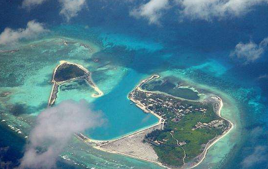 英媒:中国打造"南沙长城" 基地竖起200吨重纪念碑