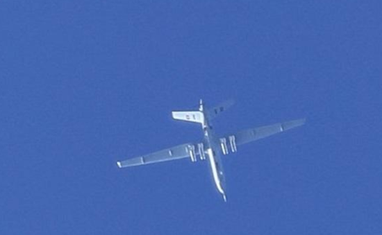 据说是翼龙-2在利比亚上空的图片，注意翼下挂载了8枚导弹