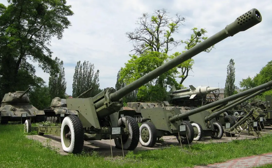 130毫米m-46"石弩"自行榴弹炮和160毫米"坦佩拉"迫击炮