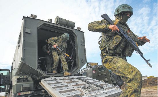 俄军举行军事演习