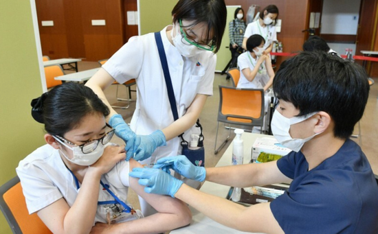 想打疫苗约不到 日本多地陷入 预约混乱 引发质疑 新冠疫苗 日本 新浪军事 新浪网 想打疫苗约不到 日本多地陷入 预约混乱 引发质疑 新冠疫苗 日本 新浪军事 新浪网
