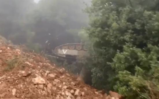 以军一辆梅卡瓦MK4坦克演习出事故翻下山坡(图