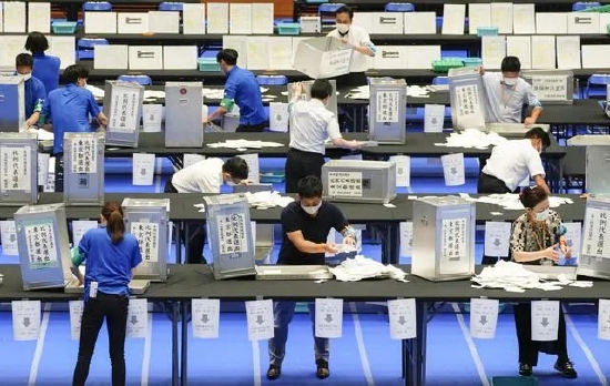 7月10日，工作人员在日本东京港区体育中心进行参议院选举投票开票作业。图源：新华社/共同社