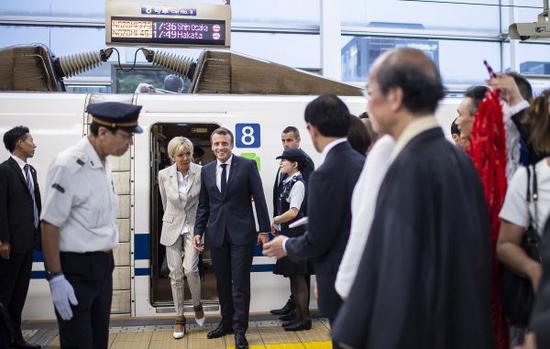当地时间2019年6月27日，法国总统马克龙抵达日本京都进行访问。视觉中国