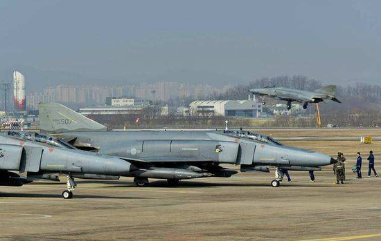 韩国空军士兵执勤喝酒：当时正负责操控战机