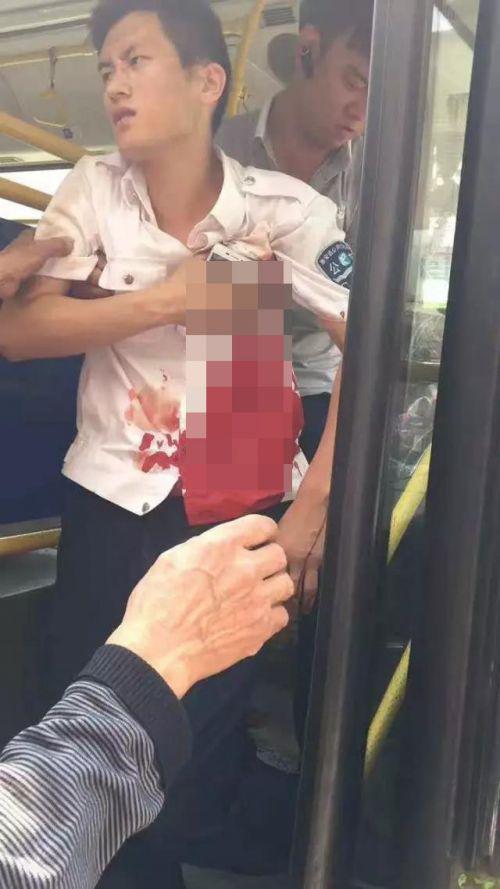 泉州公交司机被连捅三刀民警掏枪制服歹徒