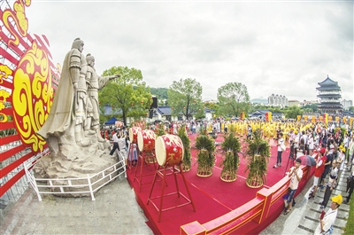 台湾同胞来漳寻根谒祖两岸共祭开漳圣王