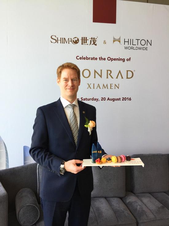 在总经理michael schmitt的热情中,厦门康莱德酒店云端启航庆典仪式